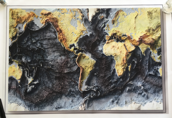 Alturas y Profundidades del Mundo – Mapa Físico en Relieve